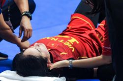 Hot girl bóng rổ Trương Thảo Vy ngã dập đầu xuống sàn vẫn xin tiếp tục thi đấu cho bóng rổ nữ Việt Nam