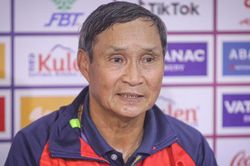 HLV Mai Đức Chung than vãn vì chiều cao của hàng thủ