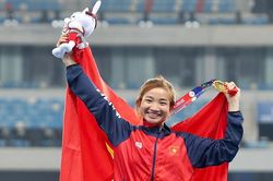 Chạy như máy, giành 2 HCV liên tiếp chỉ trong 20 phút, Nguyễn Thị Oanh bị BTC SEA Games 32 gọi đi kiểm tra doping bất ngờ