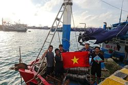 Trung tâm dịch vụ Hậu cần - Kỹ thuật đảo Trường Sa khắc phục sự cố tàu cá Ninh Thuận
