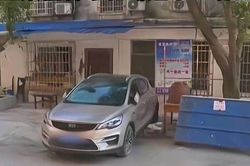 Bị đỗ xe chắn cửa nhà suốt 5 năm, chủ nhà tung chiêu độc khiến chủ xe phải xin lỗi