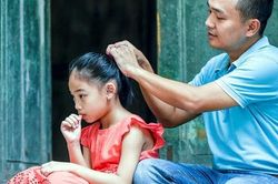 3 hành động của bố giúp con gái lớn lên tránh được đối tượng xấu