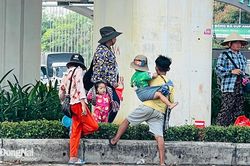 Nạn ăn xin phản cảm: Đừng để 'bắt cóc bỏ dĩa'