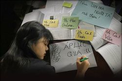 Căng thẳng 'cuộc đua' vào lớp 10: Cách giảm áp lực cho sĩ tử