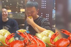 Nhóm thanh niên 7 người ăn hết 300 con cua trong bữa buffet