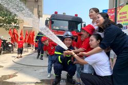 Sôi nổi chương trình trải nghiệm 'Chúng em là lính cứu hỏa'