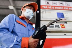 Giá xăng ngày mai có thể giảm tiếp hơn 1.000 đồng/lít