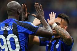 Hàng công Milan và Inter: Kẻ ăn không hết, người lần chẳng ra