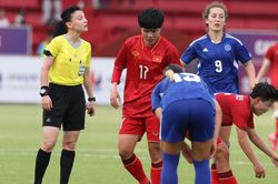 Nữ trọng tài cực ngầu gây tranh cãi lớn khi không cho ĐT Việt Nam hưởng penalty