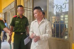 Đâm vợ 6 nhát dao, người chồng tâm thần phân liệt bị tuyên án 7 năm