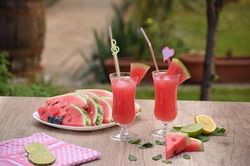 Mùa hè uống nước ép dưa hấu kiểu này, coi chừng suy thận