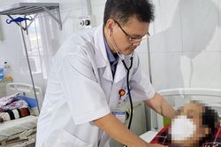 2 người đàn ông bị viêm màng não do ăn tiết canh