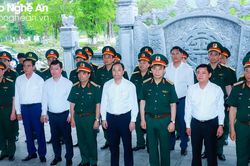 Bộ trưởng Bộ Quốc phòng Phan Văn Giang dâng hoa, dâng hương tại Khu Di tích lịch sử Quốc gia Truông Bồn, Nghệ An