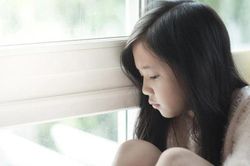 Con gái 7 tuổi vô tình làm rơi vỡ lọ hoa, phản ứng tiêu cực của người mẹ
