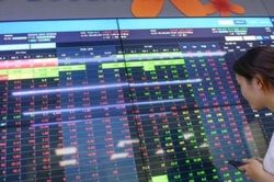 Nhiều mã khởi sắc, VN-Index tăng hơn 4 điểm