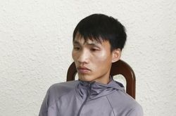 Khởi tố đối tượng buôn bán hàng cấm