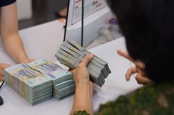 Lo khó khăn của nền kinh tế sẽ dồn lên ngân hàng