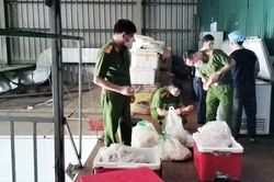 Hơn 1 tấn thực phẩm không rõ nguồn gốc trong các cơ sở kinh doanh tại quận Bắc Từ Liêm