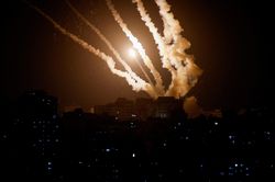Israel hứng hàng trăm quả tên lửa sau khi không kích Gaza