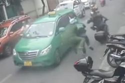 Chiến sĩ công an bị tấn công bằng hơi cay vẫn quật ngã tội phạm