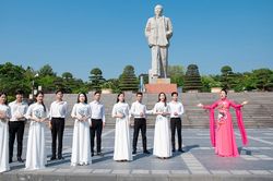 Sao Mai Huyền Trang ra MV mừng sinh nhật Bác Hồ