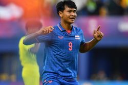 Gia đình chạy xe 8 tiếng sang cổ vũ 'sát thủ' U22 Thái Lan đấu U22 Việt Nam