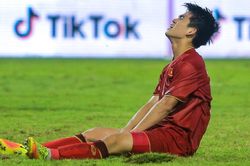 Khuất Văn Khang ôm đầu vì bỏ lỡ cơ hội, U22 Việt Nam bị U22 Thái Lan 'đốn củi'