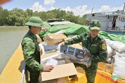 Kiên Giang: Bắt 1 tàu chở nhiều hàng hóa không rõ nguồn gốc
