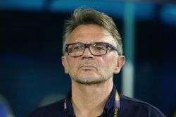 HLV Troussier: Tôi đã làm thân với một số HLV của U22 Indonesia
