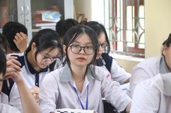 Thầy trò lớp 12 rèn luyện kĩ năng làm các dạng đề ôn thi THPT