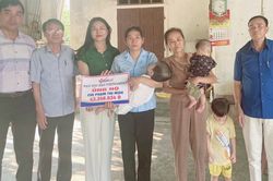 Bạn đọc ủng hộ gia đình có hai con bại não, mù mắt ở Hà Tĩnh
