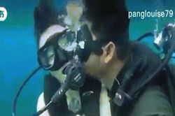 Nữ du khách đang lặn biển thì bị người hướng dẫn quay sang quấy rối