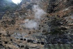 Bí ẩn những ngôi mộ treo lơ lửng trên vách đá 3000 năm khiến nhà khoa học đau đầu lý giải