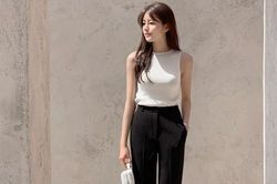 5 mẫu áo làm sang cho quần đen