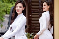 Chụp ảnh ở sân trường, Hoa hậu Đỗ Thị Hà khoe nhan sắc trong veo với áo dài