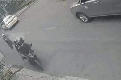 Bị tấn công bằng hơi cay, chiến sỹ công an vẫn quật ngã tội phạm