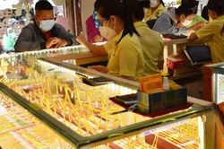 Giá vàng hôm nay 11/5: Tăng sốc rồi đồng loạt chững lại