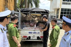 Chặn gần 1 tấn thực phẩm bốc mùi chuẩn bị bán vào bếp ăn khu công nghiệp