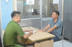 Thưởng 'nóng' Trung úy công an bị tấn công bằng hơi cay vẫn dũng cảm khống chế tội phạm