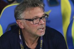 HLV Troussier: Bóng đá Việt Nam đấu Indonesia căng thẳng như tuyển Nhật Bản đọ sức với Hàn Quốc