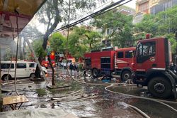 Phòng trà ở Hải Phòng bốc cháy dữ dội