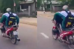 Phạt tiền nam sinh chạy xe máy bằng 2 chân