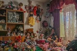 Chuyện kì bí trong ngôi nhà hoang chứa 1.000 con búp bê