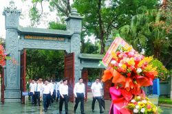 Trưởng ban Nội chính Trung ương Phan Đình Trạc dâng hương tưởng niệm Chủ tịch Hồ Chí Minh