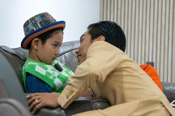Con trai Khánh Thi - Phan Hiển thốt lên một câu khiến netizen ngỡ ngàng: 'Mẹ đã cực khổ rồi...'