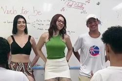 Bị đuổi việc vì quay clip TikTok nhảy với học sinh