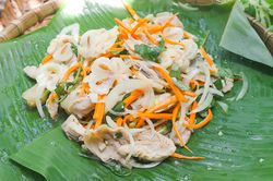 Gỏi gà măng cụt giá cao, tốn công nhưng đắt khách