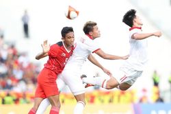 Văn Tùng tái hiện 'siêu phẩm' đánh đầu ngược của Công Vinh, U22 Việt Nam khiến Indonesia run sợ