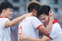 Tuyển thủ U22 Việt Nam nằm sân ôm nhau ăn mừng cực hài khi U22 Indonesia nhận bàn phản lưới nhà
