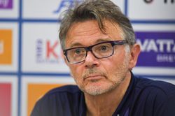 HLV Troussier: 'Dù thua nhưng tôi không mất niềm tin vào các cầu thủ'